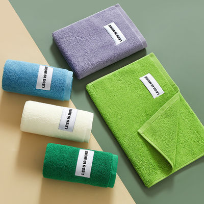 Eenvoudige handdoek gemaakt van zacht geweven katoen perfect voor koppels