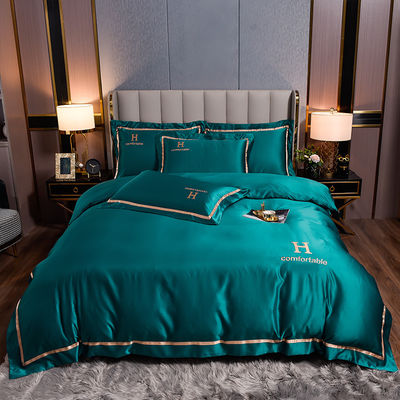 Gepersonaliseerd logo winter geborduurd polyester gewassen zijde beddengoed set voor vaste kleur