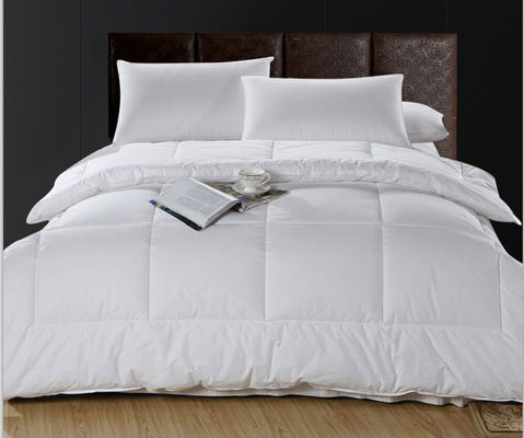 Grote dekbedkern voor hotelbedkleding voor het voorjaar en de herfst