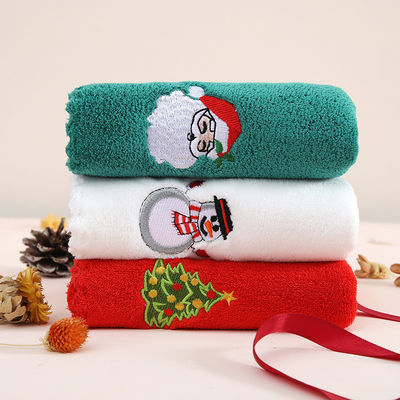 Gepaard met een cadeautje zachte en absorberende kersthanddoek in koraal fluweel voor het jaar