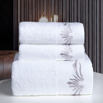 Hotel- en huishoudelijke handdoeken van puur katoen met een speciaal logo in witte kleuren