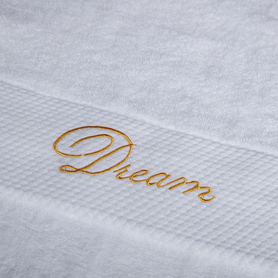 Hotel- en huishoudelijke handdoeken van puur katoen met een speciaal logo in witte kleuren