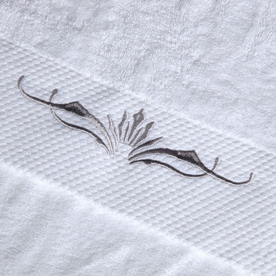 Hotel- en huishoudelijke handdoeken van puur katoen met een speciaal logo in witte kleuren