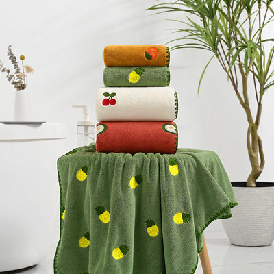 Verbeter je handdoek collectie met deze full screen geborduurde Coral Velvet Handdoek