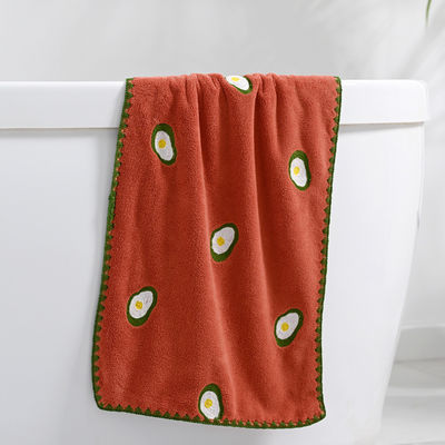Verbeter je handdoek collectie met deze full screen geborduurde Coral Velvet Handdoek