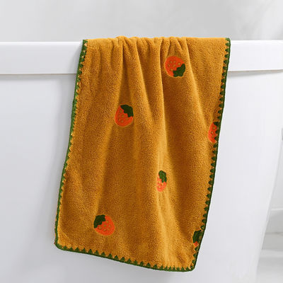 Verbeter je handdoek collectie met deze full screen geborduurde Coral Velvet Handdoek