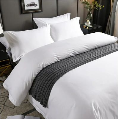 Op maat gemaakte dekbed en lakens Wit 100% katoenen beddengoed voor luxe hotelcomfort