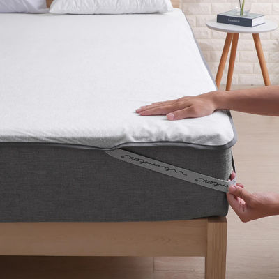 Gepersonaliseerde grootte Vaste witte kleur Waterdicht Terry Matras Beschermer met elastische banden
