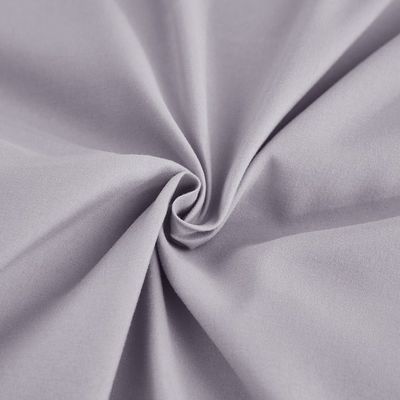 Breng een vleugje elegantie toe aan uw bed met geborduurde beddengoedersets en overeenkomstige gordijnen