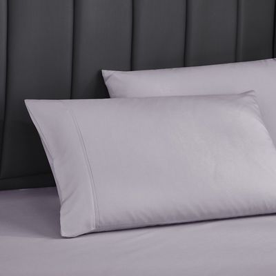 Breng een vleugje elegantie toe aan uw bed met geborduurde beddengoedersets en overeenkomstige gordijnen