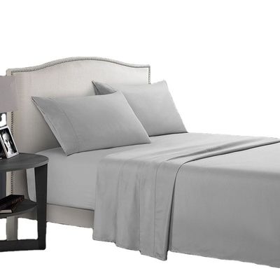 Breng een vleugje elegantie toe aan uw bed met geborduurde beddengoedersets en overeenkomstige gordijnen