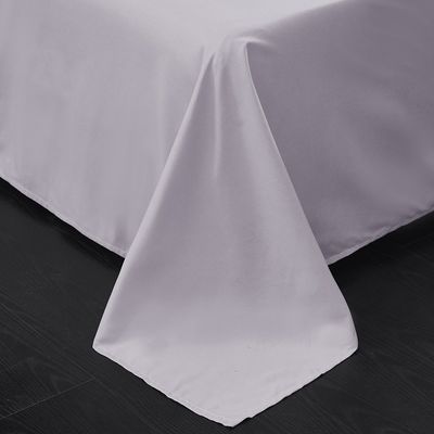 Breng een vleugje elegantie toe aan uw bed met geborduurde beddengoedersets en overeenkomstige gordijnen
