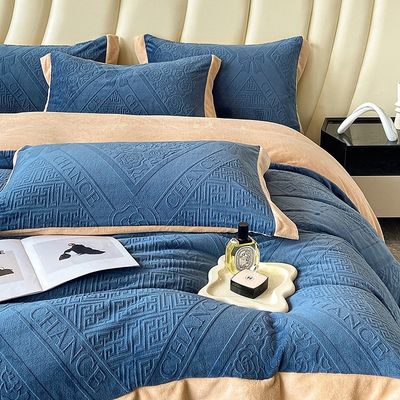 230g gesneden melk fluweel winterbedden stel solide patroon 4pcs voor king size comforter