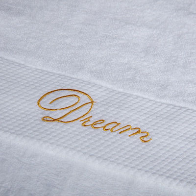 Gepersonaliseerd borduurwerk Logo Wit handdoeken Dikke baddoek 100% katoen voor 5 sterren hotel standaard