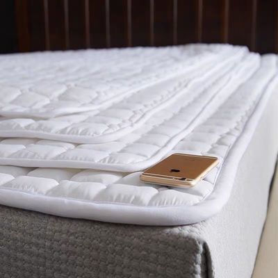 Niet-glijdend matrasbeschermer voor hotels eenvoudig en modieus ontwerp machine wasbaar