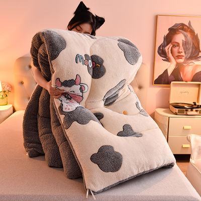 Blijf warm en luxueus met onze klaarstaande fluwelen geborduurde heavy quilt