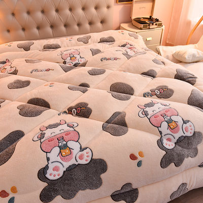 Blijf warm en luxueus met onze klaarstaande fluwelen geborduurde heavy quilt