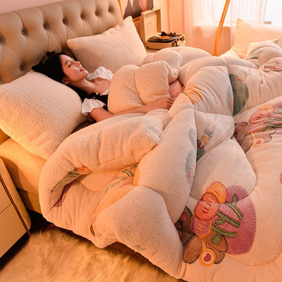Blijf warm en luxueus met onze klaarstaande fluwelen geborduurde heavy quilt