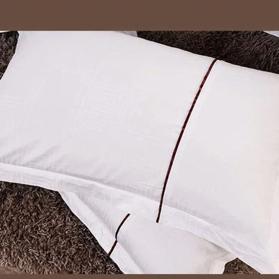 Hotel beddengoed en handdoeken Verbeteren uw verblijf met geborduurd comfort