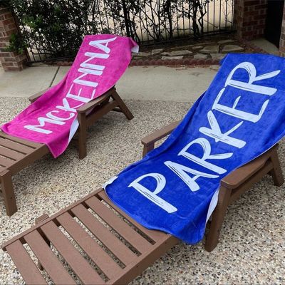 Gepersonaliseerde zwembadhanddoek Microfiber strandhanddoek met vetgekleurde lettertype en aangepaste naam