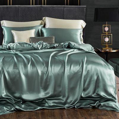 Slaap lekker met deze Mulberry Silk Beddekket Set